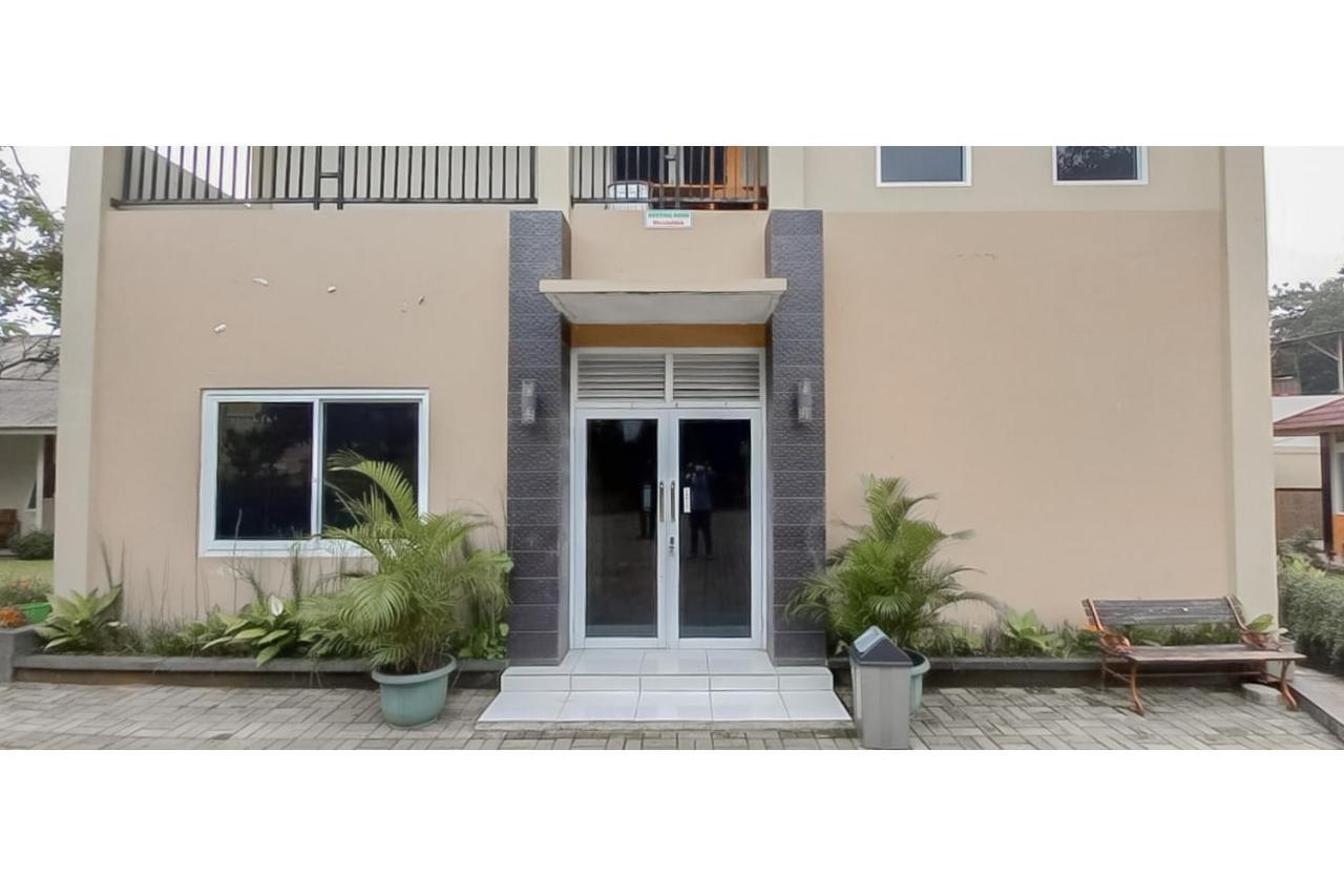 Hotel Sri Indrawati Puncak Mitra Reddoorz Богор Экстерьер фото
