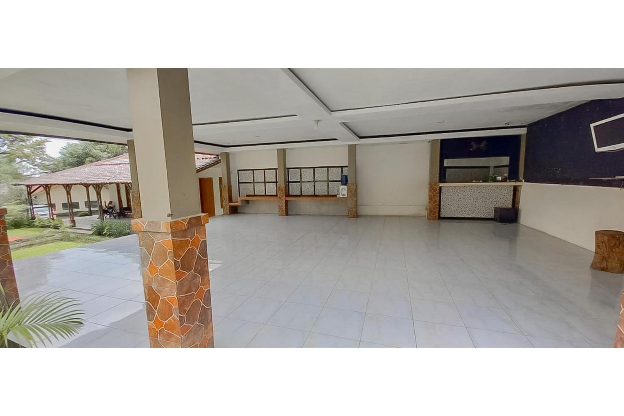 Hotel Sri Indrawati Puncak Mitra Reddoorz Богор Экстерьер фото